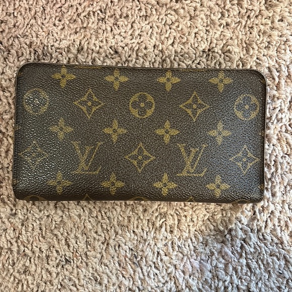 Louis Vuitton full sized, zip around wallet - Picture 3 of 6